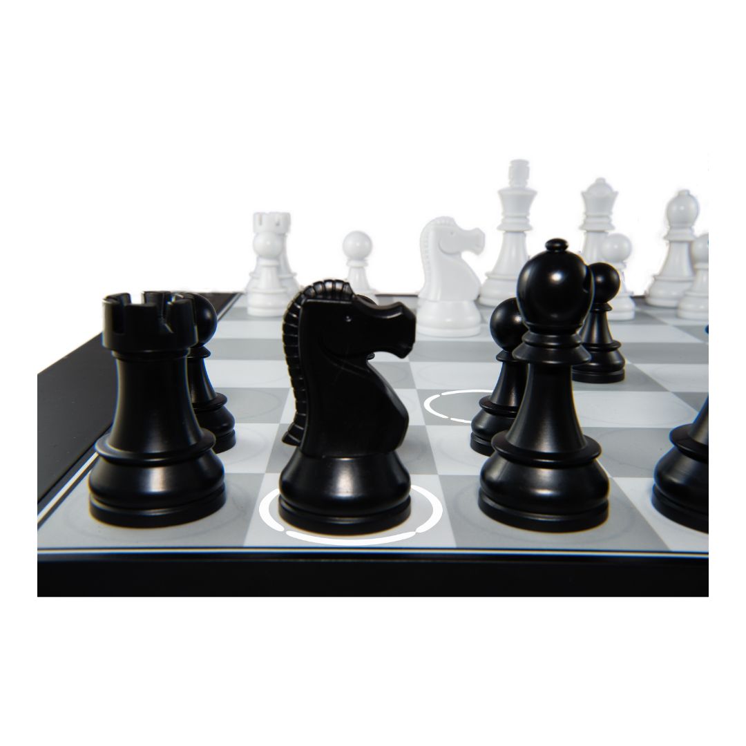 Schackpjäserna, det svarta tornet, springaren och löparen sett ur svarts perspektiv vid schackdatorn där analysen säger Nf6 som nästa drag.