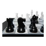 Schackpjäserna, det svarta tornet, springaren och löparen sett ur svarts perspektiv vid schackdatorn där analysen säger Nf6 som nästa drag.