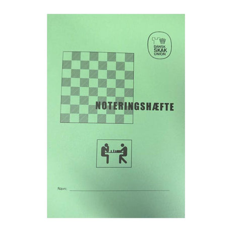 Grön Schackprotokollshäfte från Dansk Schak Union med ett schackbräde utan pjäser på framsidan och en liten fyrkantig teckning av två män som spelar schack