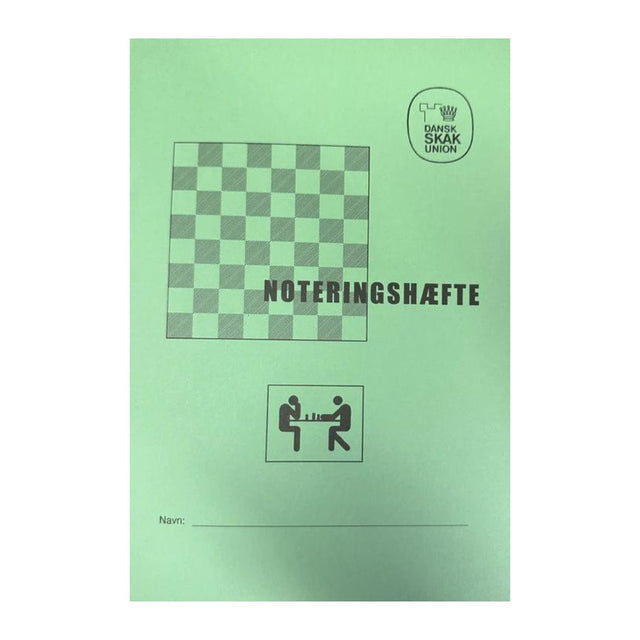 Grön Schackprotokollshäfte från Dansk Schak Union med ett schackbräde utan pjäser på framsidan och en liten fyrkantig teckning av två män som spelar schack