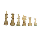 Vita billiga schackpjäser i trä på en klar bakgrund som tillhör ett hopfällbart reseschackspel i trä som säljs av chess shop