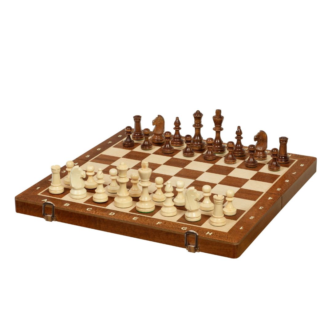 Hopfällbart schackspel i trä med notskrift och schackpjäser stående på schackbrädet