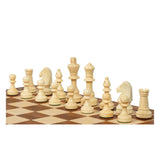 Vita schackpjäser placerade på plats i schackspelet där pjäserna hör hemma och kungen och drottningen tronar