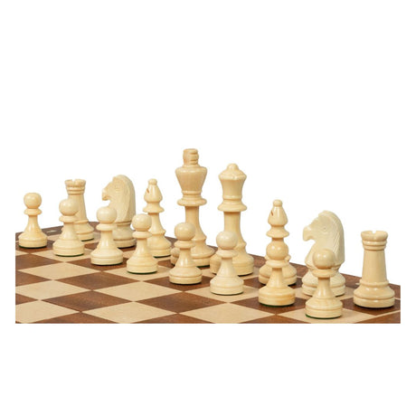 Vita schackpjäser placerade på plats i schackspelet där pjäserna hör hemma och kungen och drottningen tronar