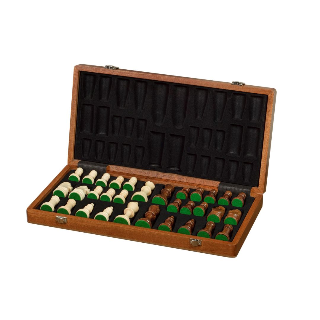 Schackspel hopvikt med schackpjäserna på sin plats i den svarta filten på insidan