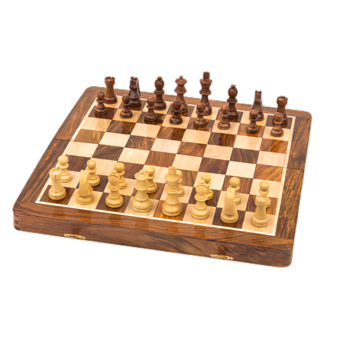 Handgjort indiskt schackspel i trä med en fin tjock ram och magnetiska pjäser som står stadigt på brädet