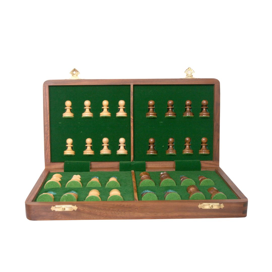 Handgjort schackspel tillverkat i schackets hemland Indien, som är halvvägs ihopfällt för att illustrera schackpjäserna plats på brädet.