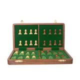 Handgjort schackspel tillverkat i schackets hemland Indien, som är halvvägs ihopfällt för att illustrera schackpjäserna plats på brädet.