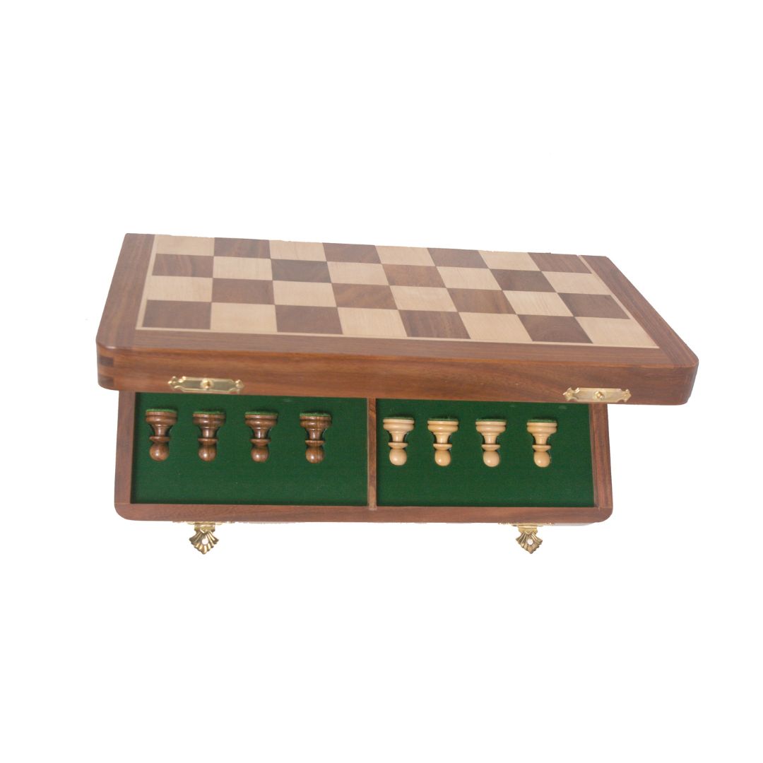 Schackspel i trä som lätt kan fällas ihop så att man kan se att pjäserna har sin plats i den gröna filten.