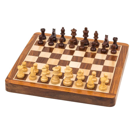 Litet magnetiskt handgjort schackspel i trä med vackra schackpjäser i ljusa och bruna färger