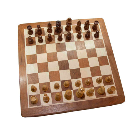 Magnetiskt schackspel med vackra handskurna schackpjäser i trä sett ovanifrån