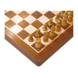 Hörnet av ett magnetiskt schackspel i trä med möjlighet att fälla ihop det eller spela backgammon på undersidan av spelet.