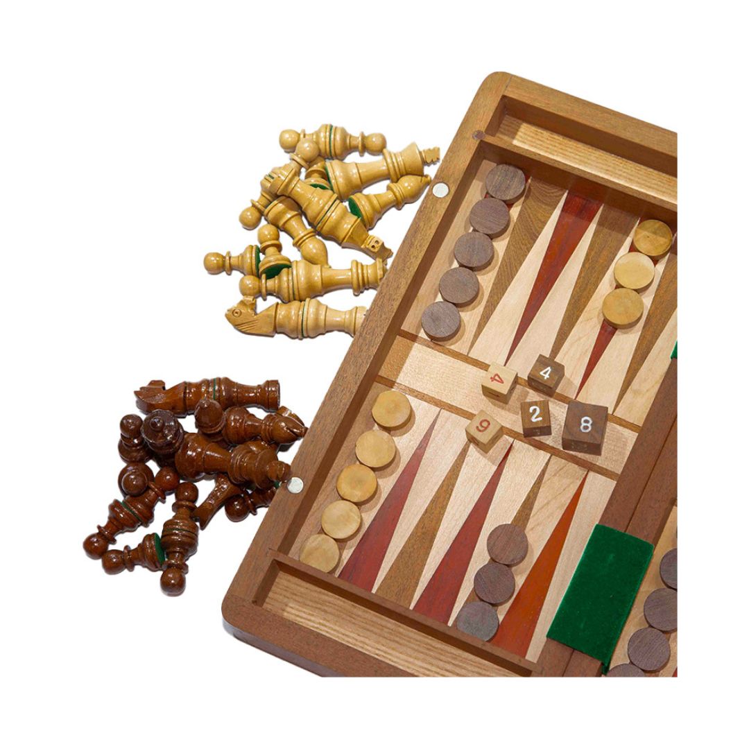 Magnetiskt backgammon-spel med tärningarna i mitten av brädet och schackpjäserna liggande bredvid och snyggt utförda detaljer.