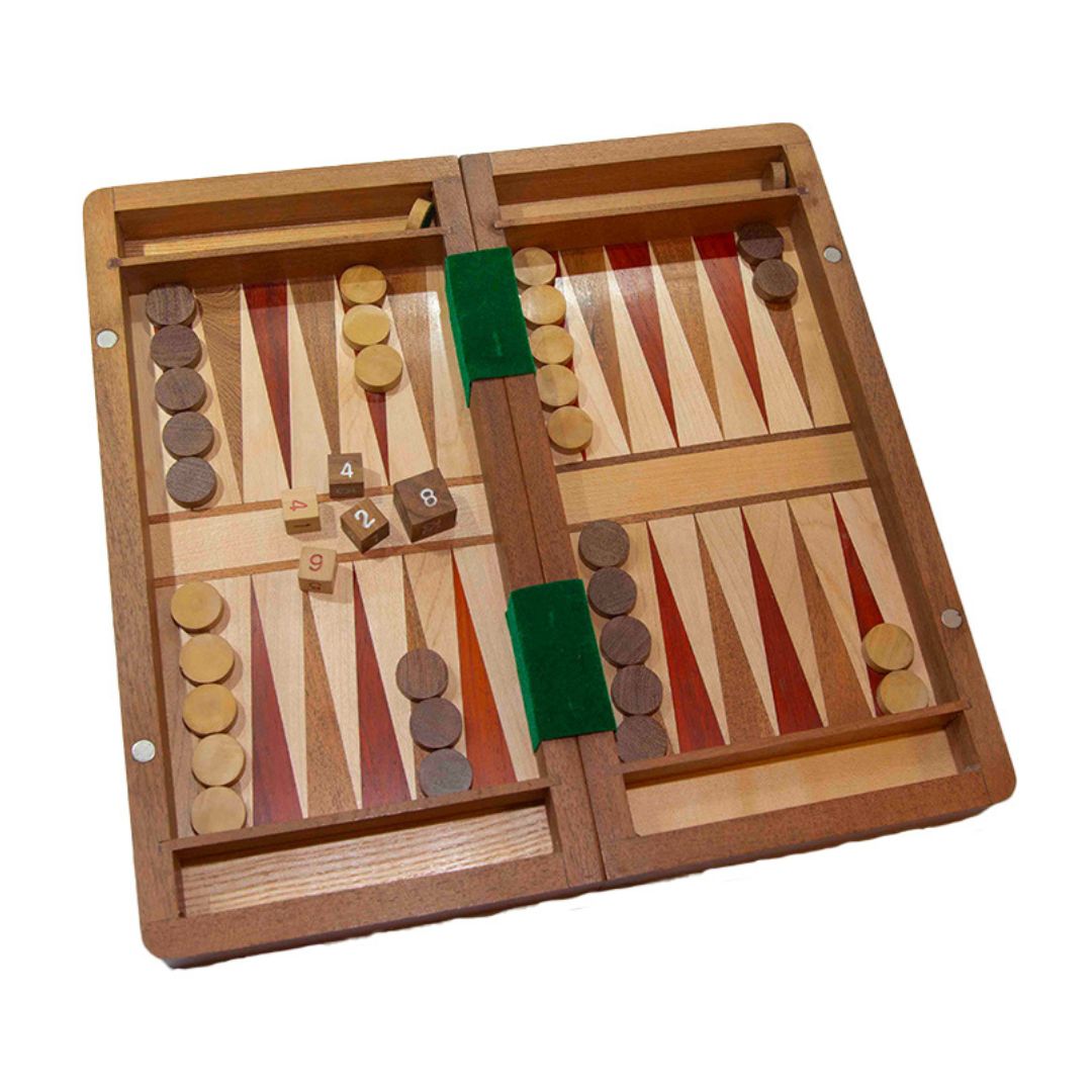 Magnetisk backgammon och schackspel sett från undersidan där de vackra detaljerna i träet bildar ramen för ett bra parti backgammon.