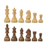 Handgjorda staunton-schackpjäser med en utställning av alla schackpjäser och särskilt fokus på utformningen av den klassiska tyska springaren