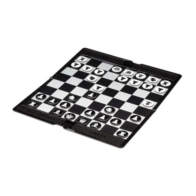 Reseskakspel i plast som kan vikas ihop och får plats i en ficka med platta schackpjäser som kan användas på tåget, flyget eller bussen.