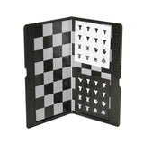 Litet magnetiskt reseschackspel som passar perfekt i fickan med pjäserna i sin hållare på ena sidan av brädet som är halvihopfällt.