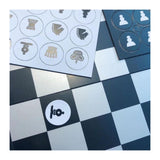 Zooma in på ett schackspel där en vit löpare är placerad på ett svart fält.