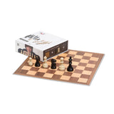 Schackbräde och schackpjäser med presentförpackning i en vacker vit bakgrund som visar schackspelets vackra träliknande färger.