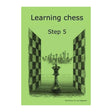 Den gröna arbetsboken i serien Learning Chess Step 5 har en vacker drottning på omslaget, som leder in i en bok med många schackpjäser.