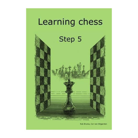 Den gröna arbetsboken i serien Learning Chess Step 5 har en vacker drottning på omslaget, som leder in i en bok med många schackpjäser.
