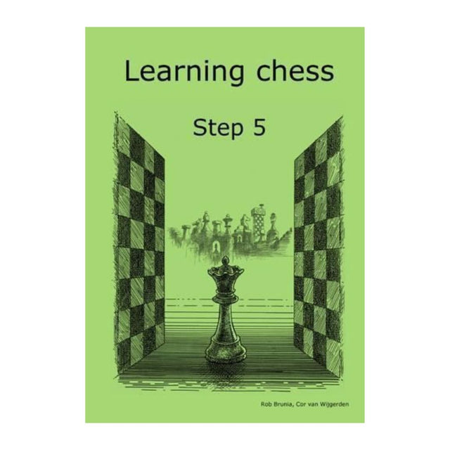 Den gröna arbetsboken i serien Learning Chess Step 5 har en vacker drottning på omslaget, som leder in i en bok med många schackpjäser.