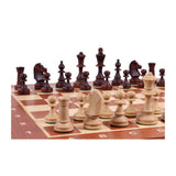 Schackspel i mahogny sett från hvits perspektiv och med utsikt över den långa a1-h8-diagonalen.