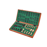 Schackbräde sett från undersidan där schackpjäserna har sina respektive platser och är uppdelade i svarta och vita.