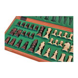 Zooma in på schackpjäserna som ligger på schackspelets gröna filt på insidan.