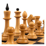 Vita schackpjäser i kunglig stil, kända från Netflix-serien The Queen's Gambit.