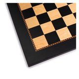 Schackbräde utan schackpjäser i hörnet med snygga fogar som understryker lyxen i schackspelet