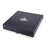 Lyxig låda som schackspelet levereras i och med schacktillverkarens logotyp på ovansidan med världsklassiga schackbräden.