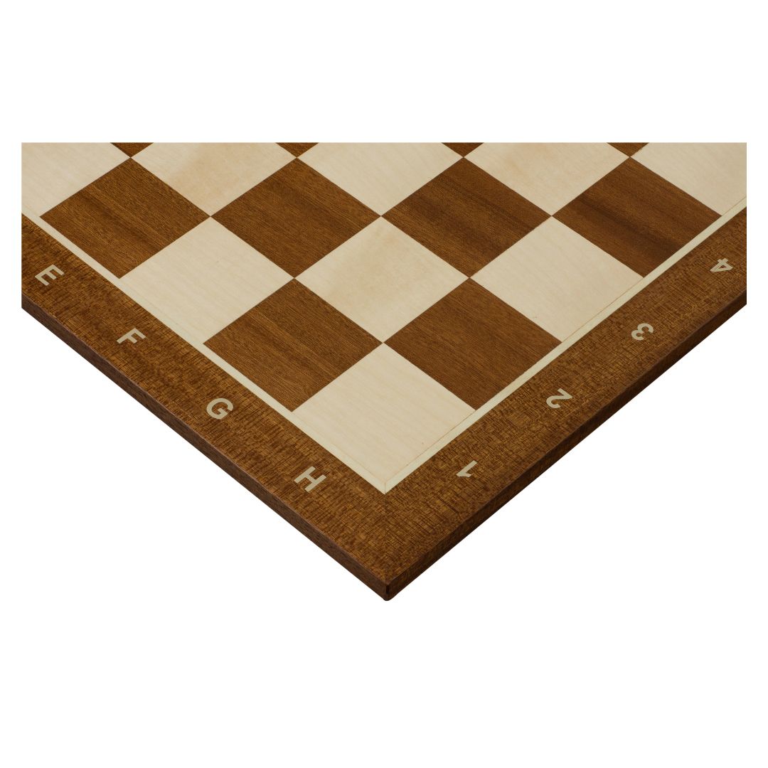 Schackbräde i trä med notation längs schackbrädets kant i klara färger – redo för din nästa partI!