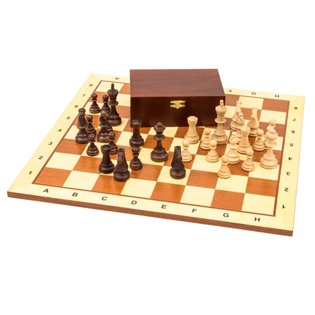 Schackspel i ljust trä med notation, viktade schackpjäser och en trälåda för förvaring som hör till