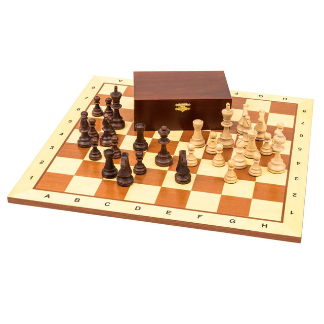 Schackspel i ljust trä med notation, viktade schackpjäser och en trälåda för förvaring som hör till