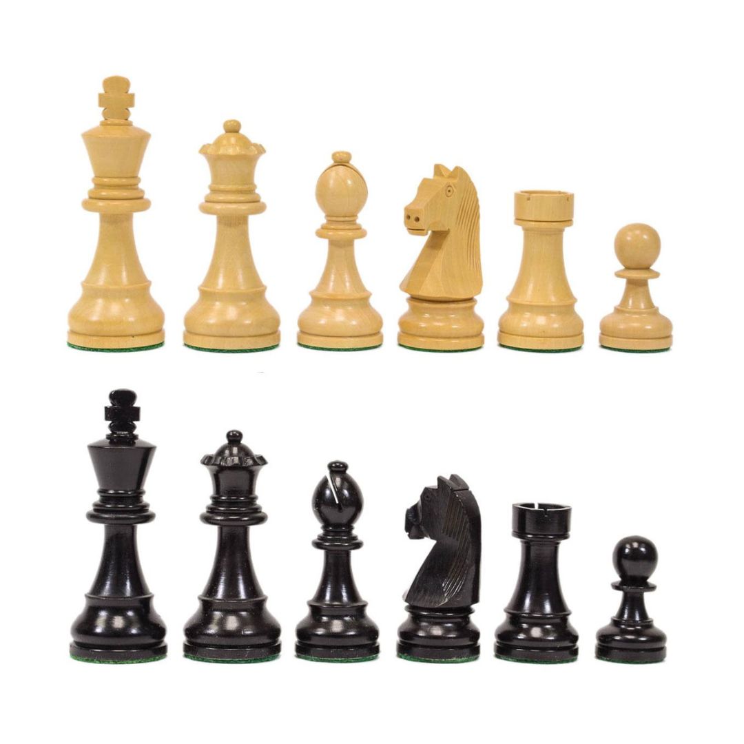 Svarta lyxiga schackpjäser i eboniserat trä med klassisk tysk springare och alla schackpjäserna på bilden är handgjorda.