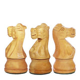 Detaljer på springaren i amerikanska Stauton-schackpjäser, som har en vacker rank rygg och en detaljerad hal