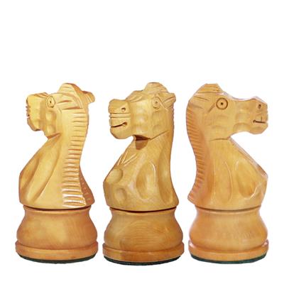 Detaljer på springaren i amerikanska Stauton-schackpjäser, som har en vacker rank rygg och en detaljerad hal