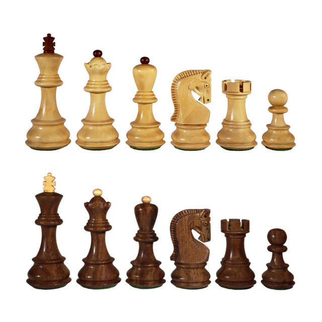 Queen's gambit schackpjäser, kända från Netflix-serien, här i ljusa och mörkbruna färger i rysk design.