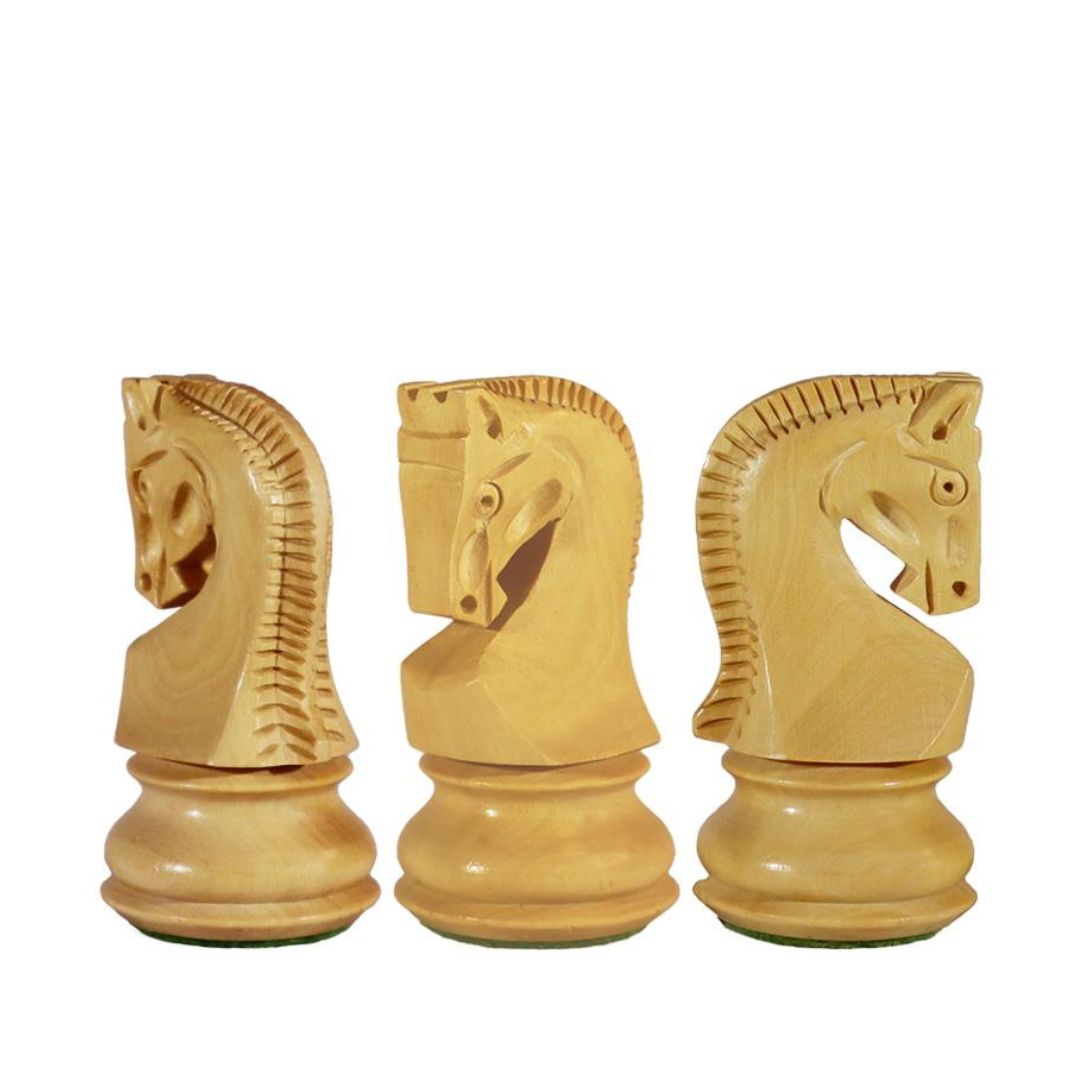 tre vita springare schackpjäser med fokus på detaljerna, särskilt den runda nacken och de skarpa linjerna