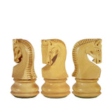 tre vita springare schackpjäser med fokus på detaljerna, särskilt den runda nacken och de skarpa linjerna