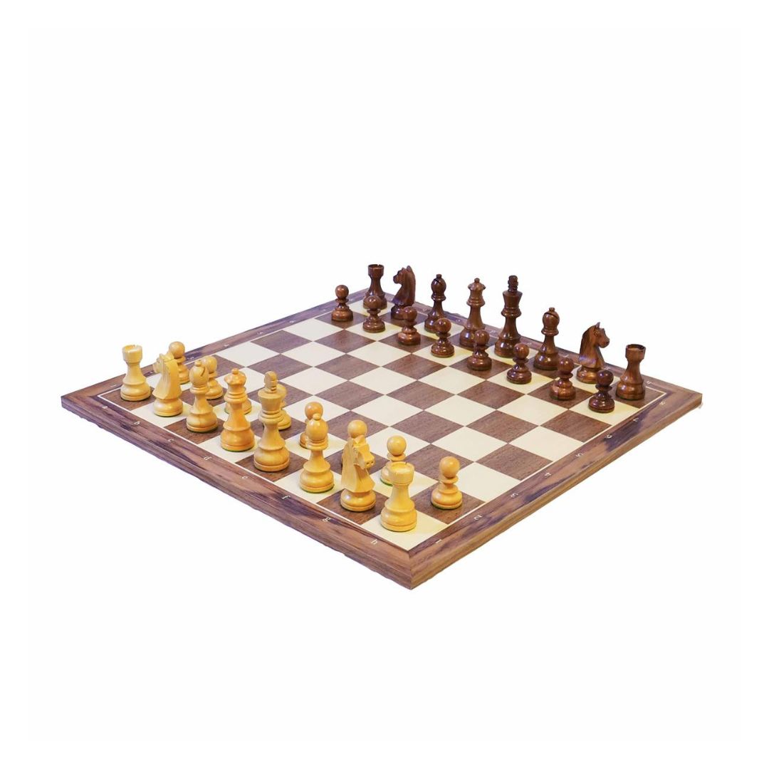 Luksus skakspil med spansk håndlavet skakbræt og og tysk springer stående på skrå på en hvid baggrund