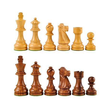 
Vackra schackpjäser i staunton-design i ljusa och mörka träfärger och design av alla schackpjäser