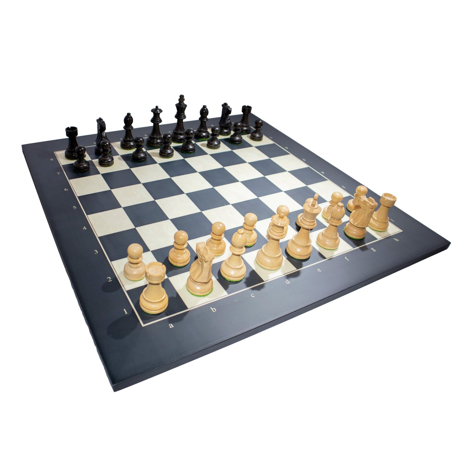 Sort luksus skakspil med spansk bræt og håndlavede skakbrikker i træ i en tyk ramme på en hvid baggrund