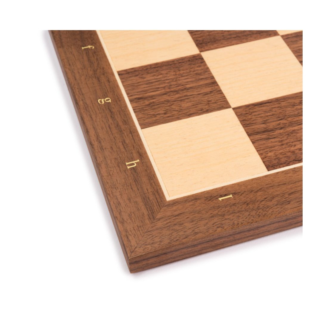 En titt på detaljerna runt hörnet på det vackraste spanska schackbrädet i valnöt med officiella mått som uppfyller FIDE:s standarder.