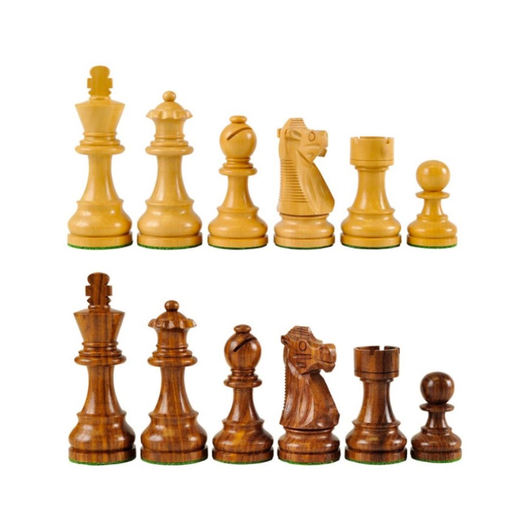 Staunton schackpjäser i klassisk design med pjäser i två nyanser av brunt