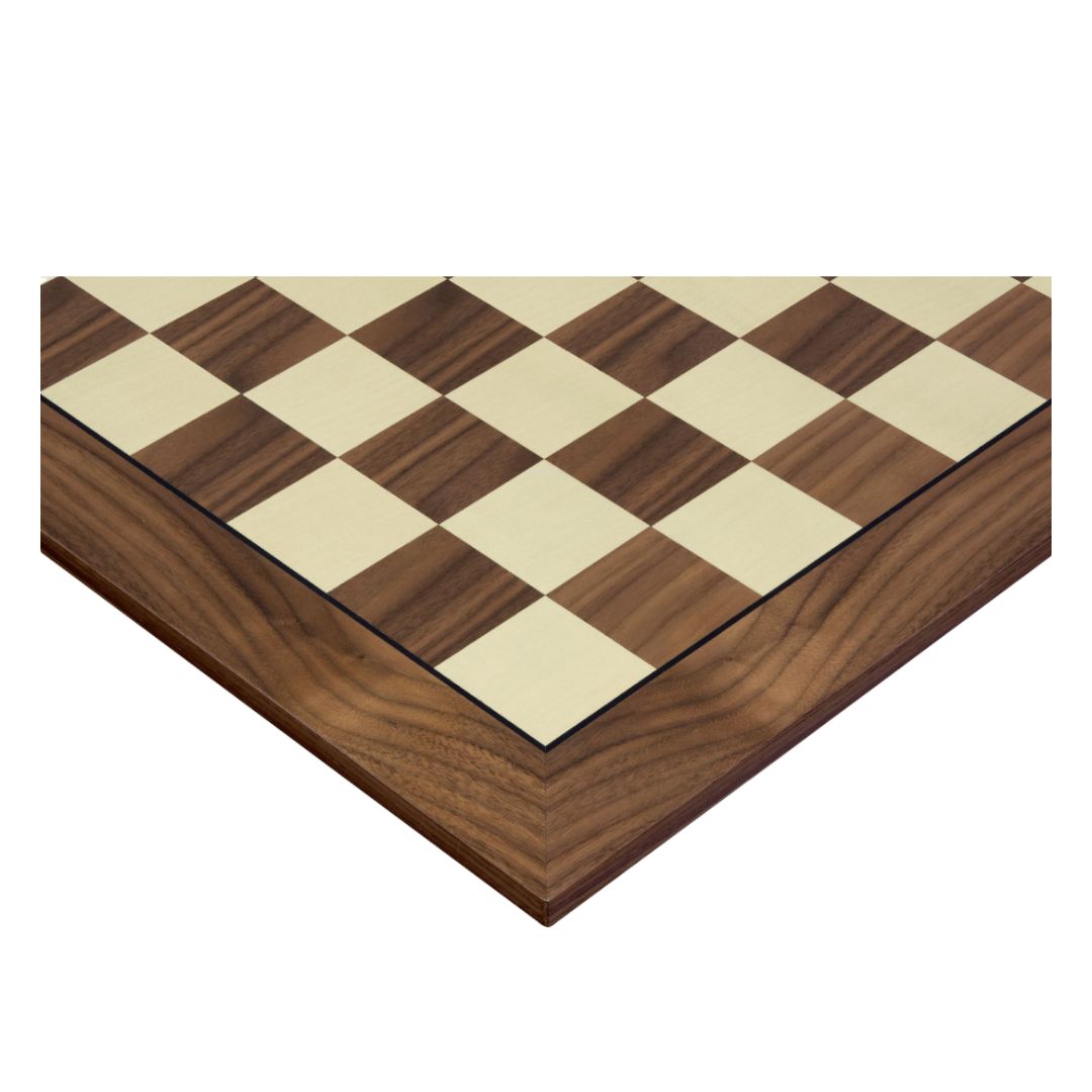 Hörnet av ett vackert schackbräde i trä med fokus på de blanka fälten i valnöt och träram utan notation