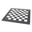 Svart lyxigt schackbräde med notation och tjocka kanter, som med sin fältstorlek på 55 mm uppfyller FIDE:s officiella mått.
