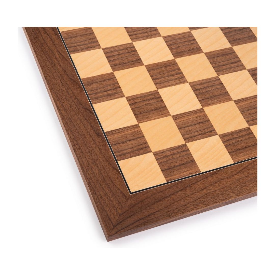 Detalhe ved sammenlingen på hjørnet af et spansk skakbræt i valnøddetræ, hvor der er særligt fokus på samnlingen i hjrønet og den sorte krans om skakfelterne