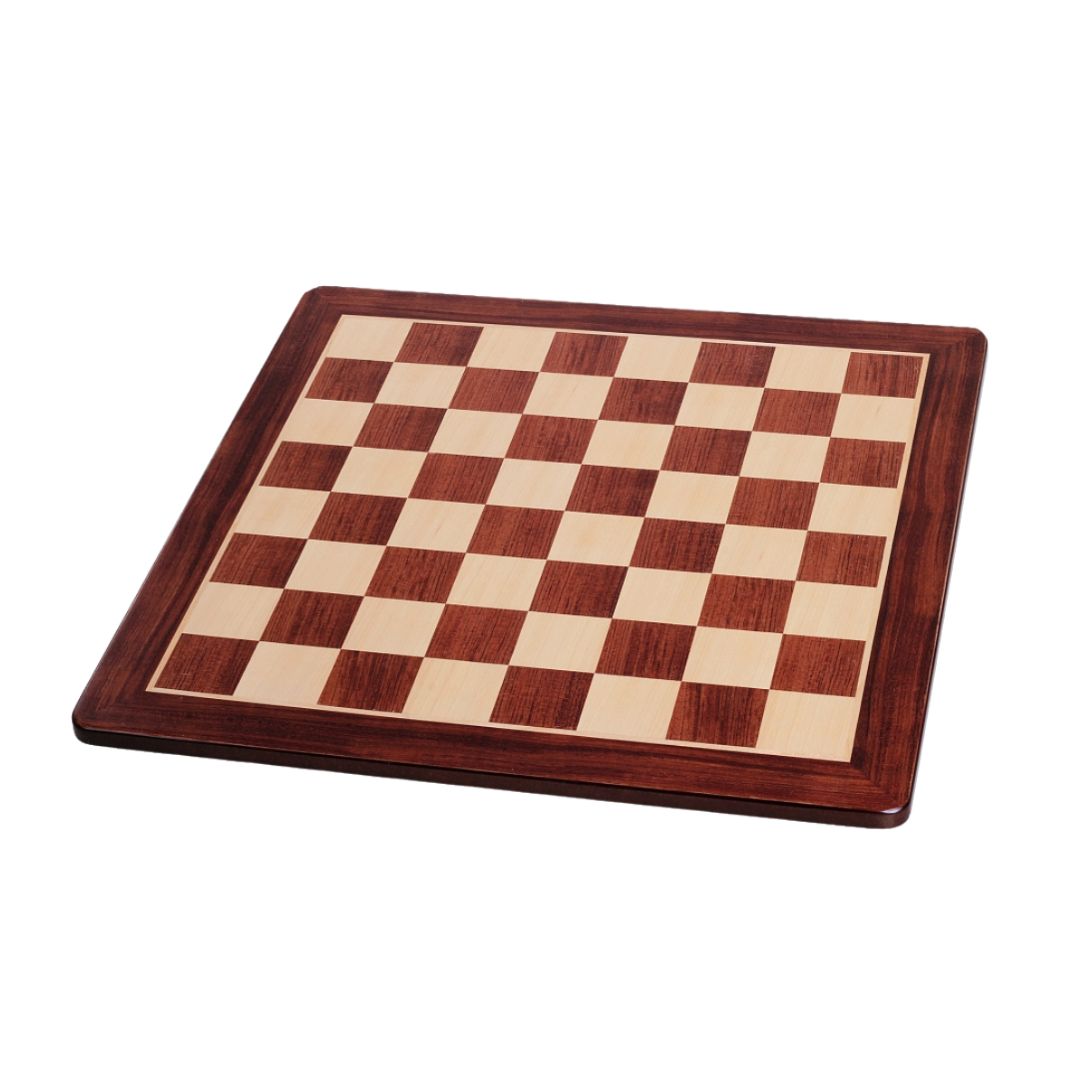 Professionellt schackbräde i padauk och lönn med rundade hörn på vit bakgrund för schackspelaren som inte kompromissar med kvaliteten.